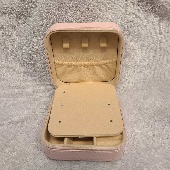 Personalized Jewelry Box - Letter C - Picture 3 of 4